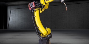 Fanuc robot welds large pieces in small spaces