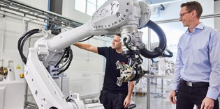 Robots increase handling speed and flexibility