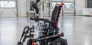 Auxiliary robot arm for wheelchair users