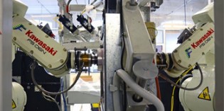 Articulated robot helps make textile products