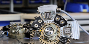 Three-way concept for tool changer suitable for all robot brands