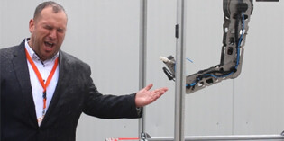 Igus demonstrates Robolink in splash water applications