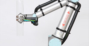 Tidying up cables with triflex on a Universal Robot