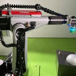 Reliable cable guiding on industrial robots