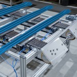 Conveying car parts efficiently in a robot cell