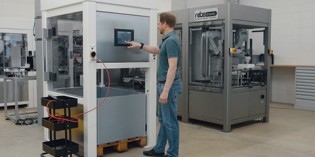 Low-footprint robotic cell for pharma production